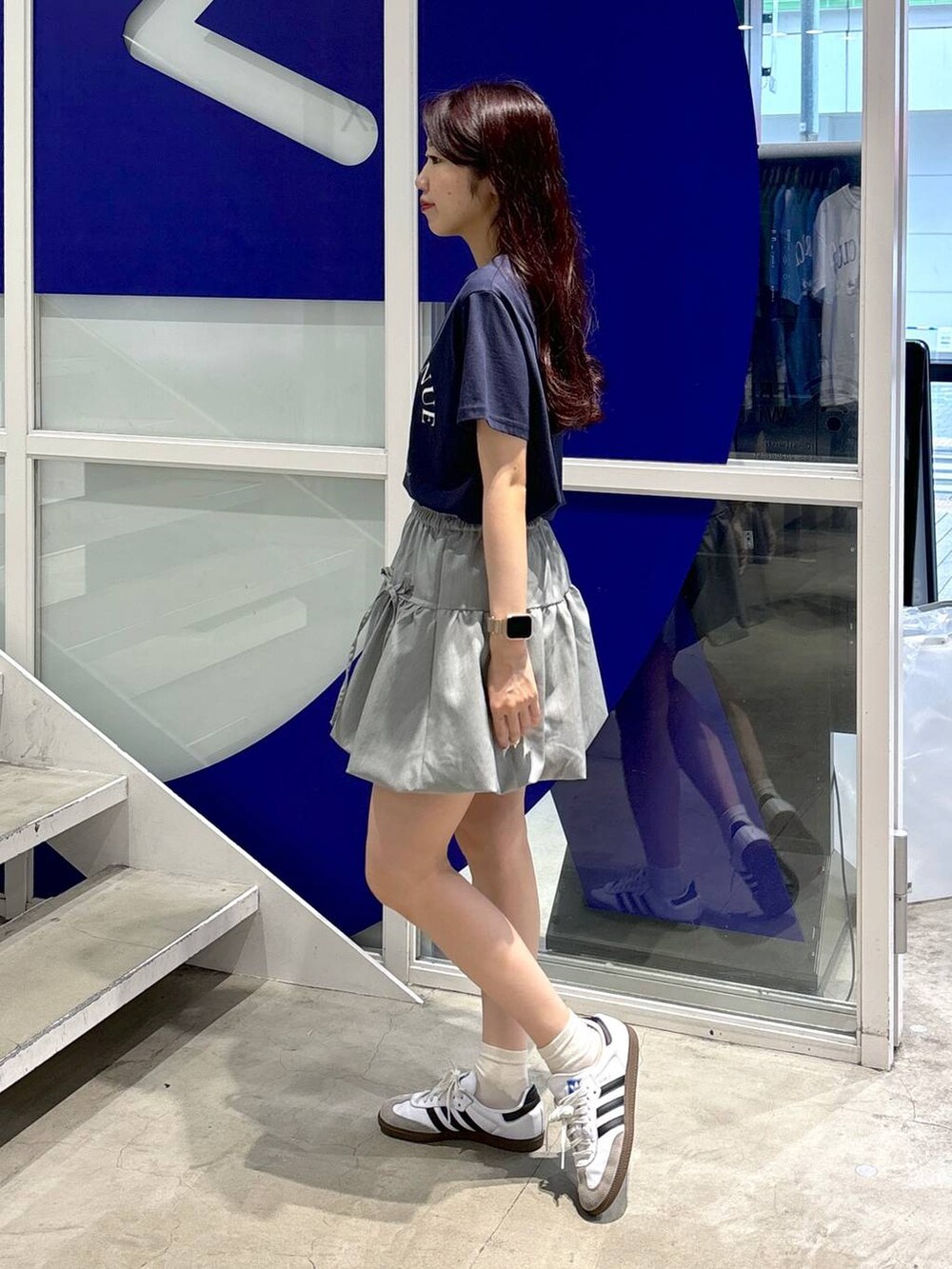 グレー系のスカート、ブルー系のTシャツ/カットソーを着用したレディースの夏コーディネートの4枚目の写真