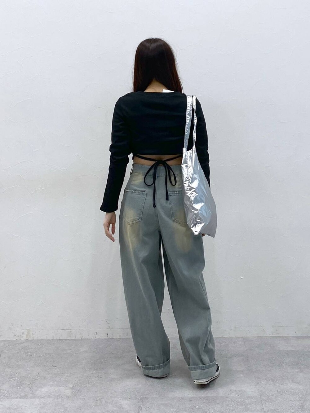 グレー系のトートバッグ、ブルー系のデニムパンツ、ブラック系のTシャツ/カットソーを着用したレディースの春コーディネートの4枚目の写真