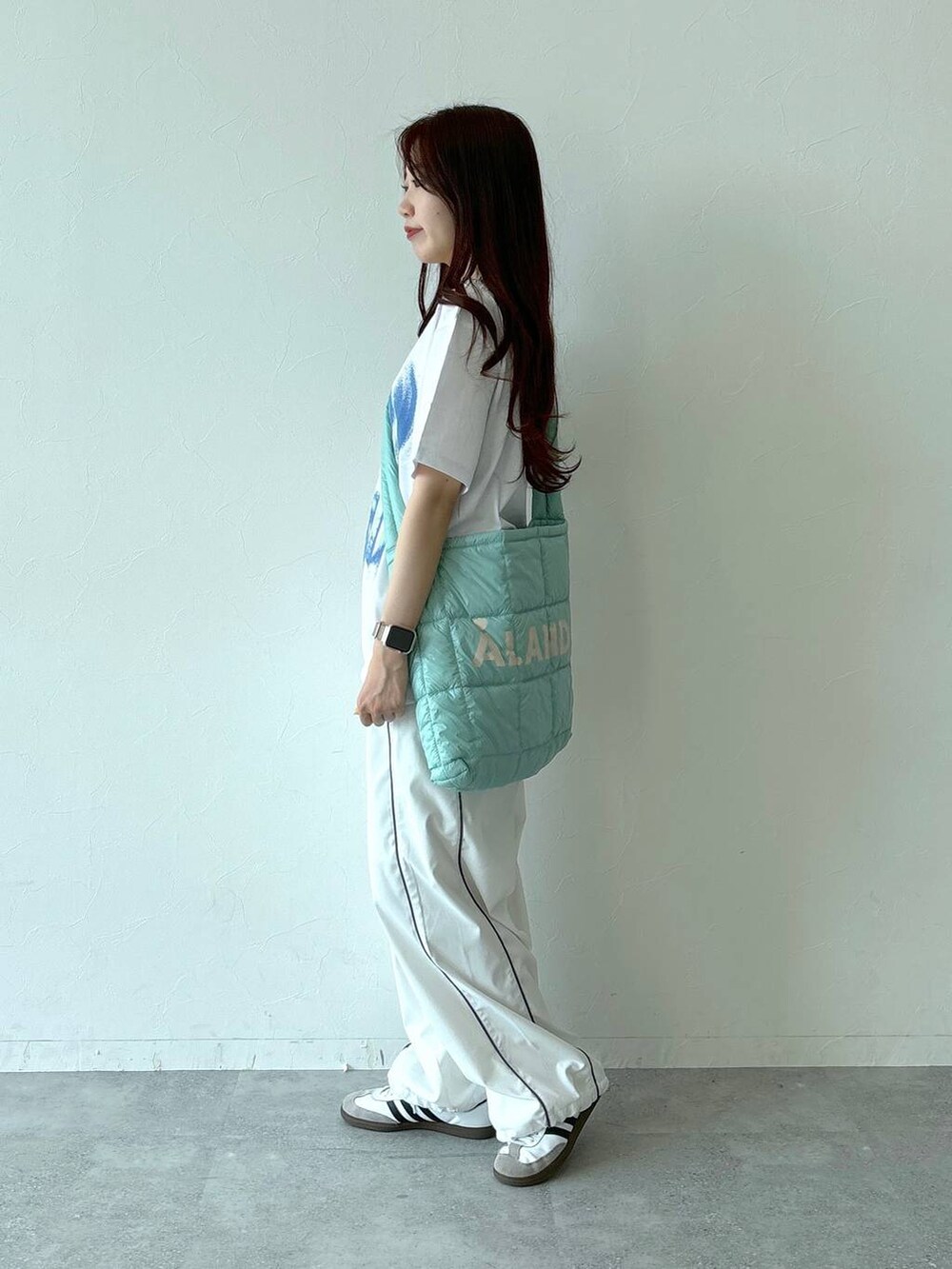 グリーン系のショルダーバッグ、ホワイト系のその他パンツ、ホワイト系のTシャツ/カットソーを着用したレディースの夏コーディネートの4枚目の写真