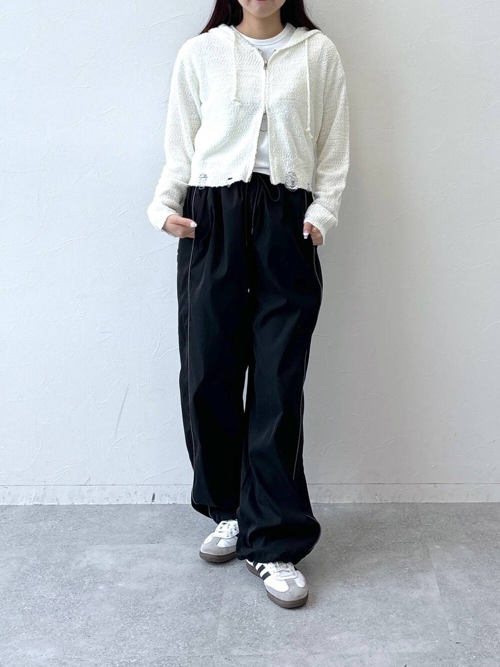 ベージュ系のパーカー、ブラック系のその他パンツ、ホワイト系のTシャツ/カットソーを着用したレディースの夏コーディネートの2枚目の写真