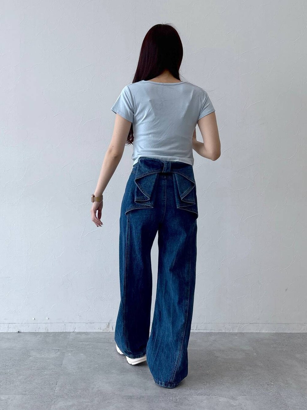 その他のサンダル、ブルー系のデニムパンツ、ブルー系のTシャツ/カットソーを着用したレディースの夏コーディネートの4枚目の写真