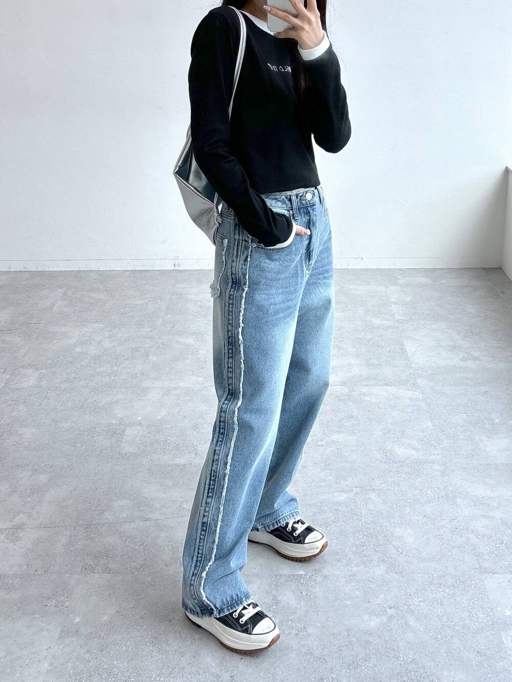 ブラック系のTシャツ/カットソー、グレー系のバックパック/リュックを着用したレディースの秋コーディネートの6枚目の写真