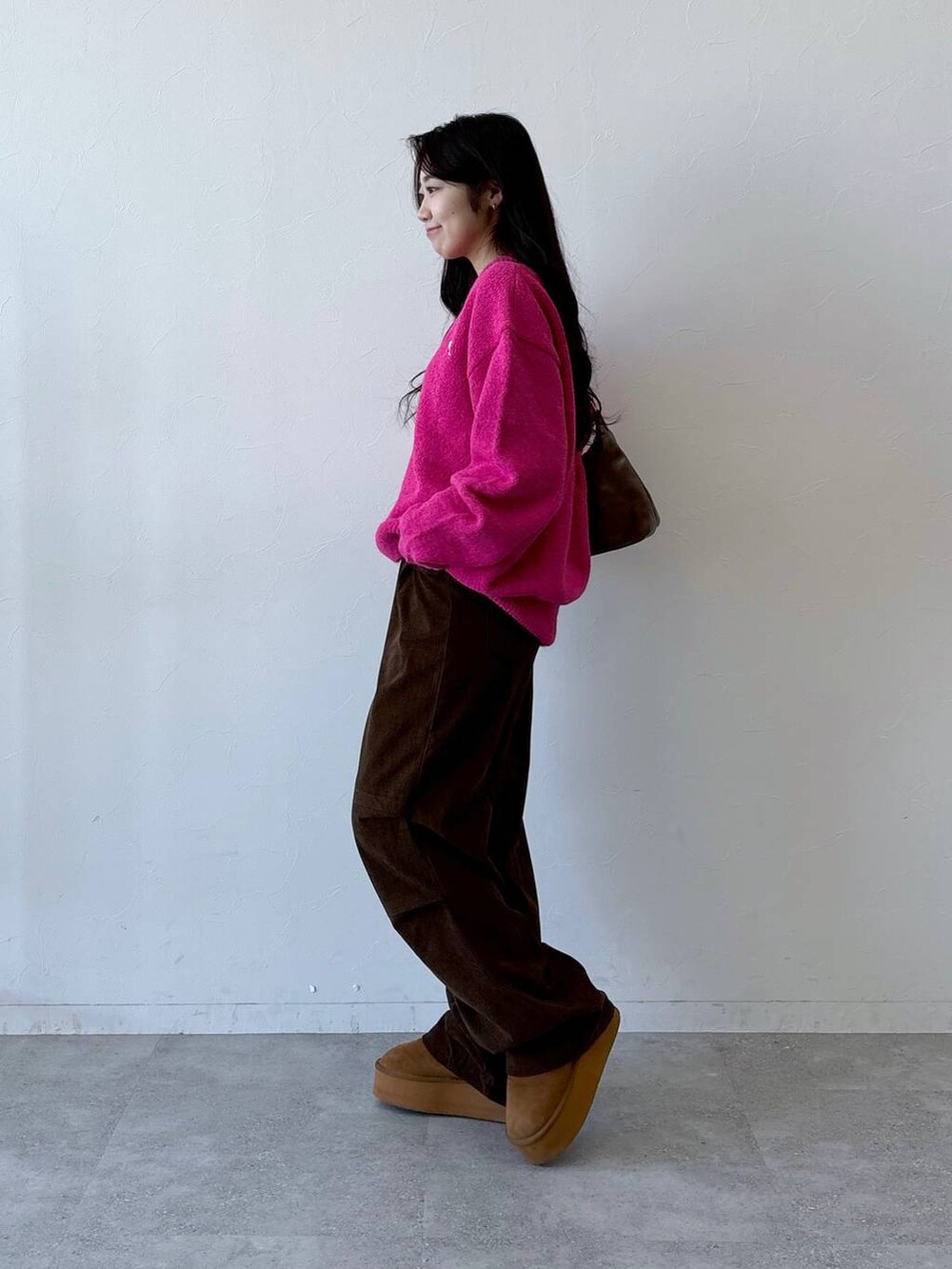 ブラウン系のその他パンツ、ブラウン系のハンドバッグ、ピンク系のニット/セーターを着用したレディースの冬コーディネートの3枚目の写真
