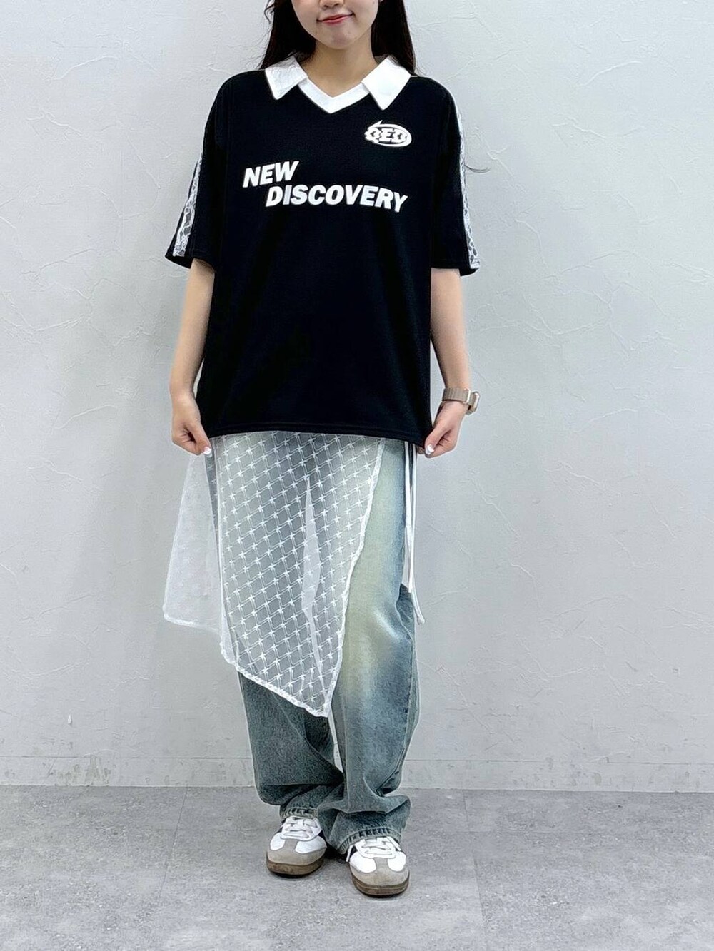 ブルー系のデニムパンツ、その他のスカート、ブラック系のTシャツ/カットソーを着用したレディースの夏コーディネートの2枚目の写真