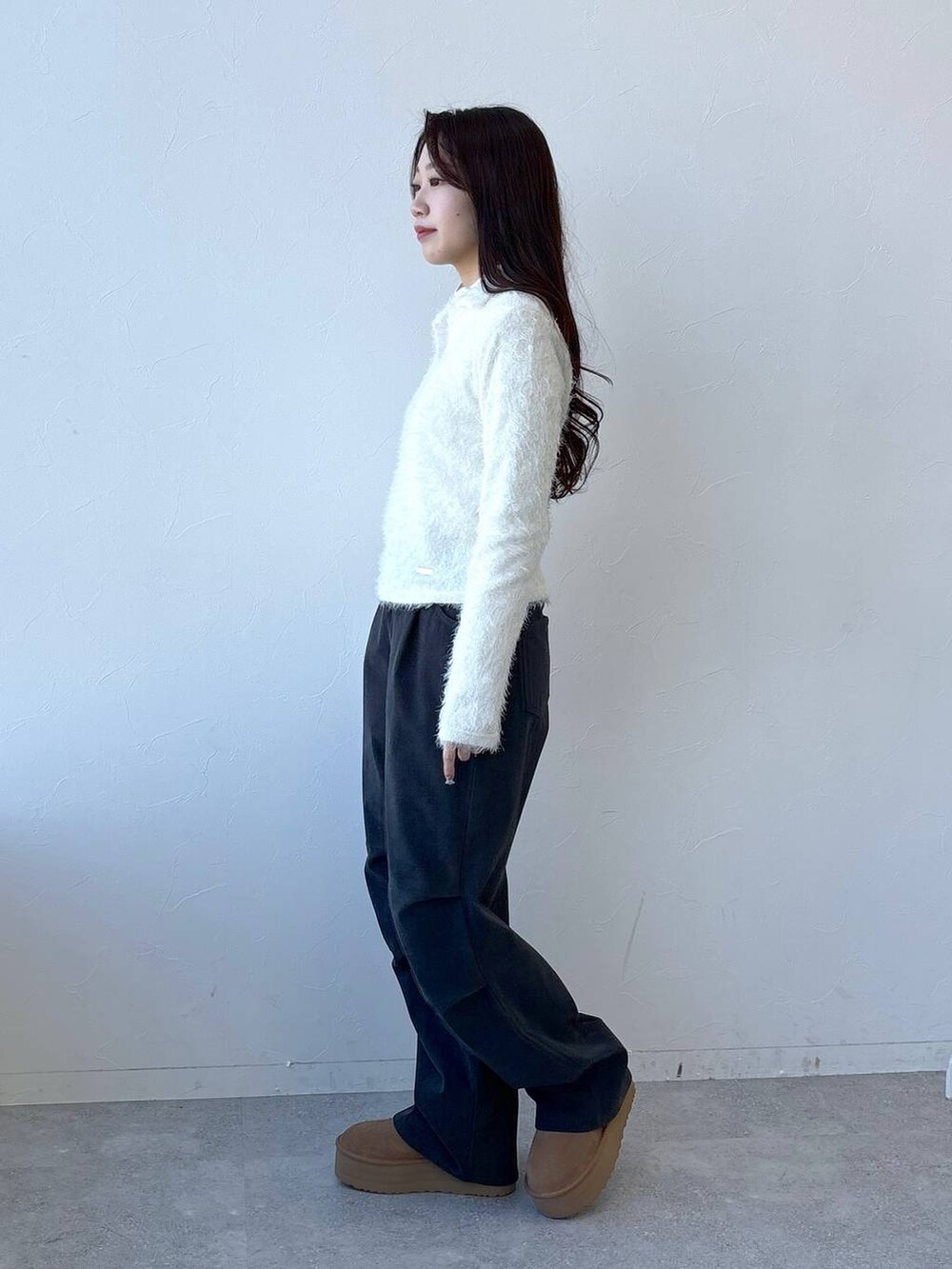 ホワイト系のTシャツ/カットソー、グレー系のその他パンツを着用したレディースの冬コーディネートの3枚目の写真