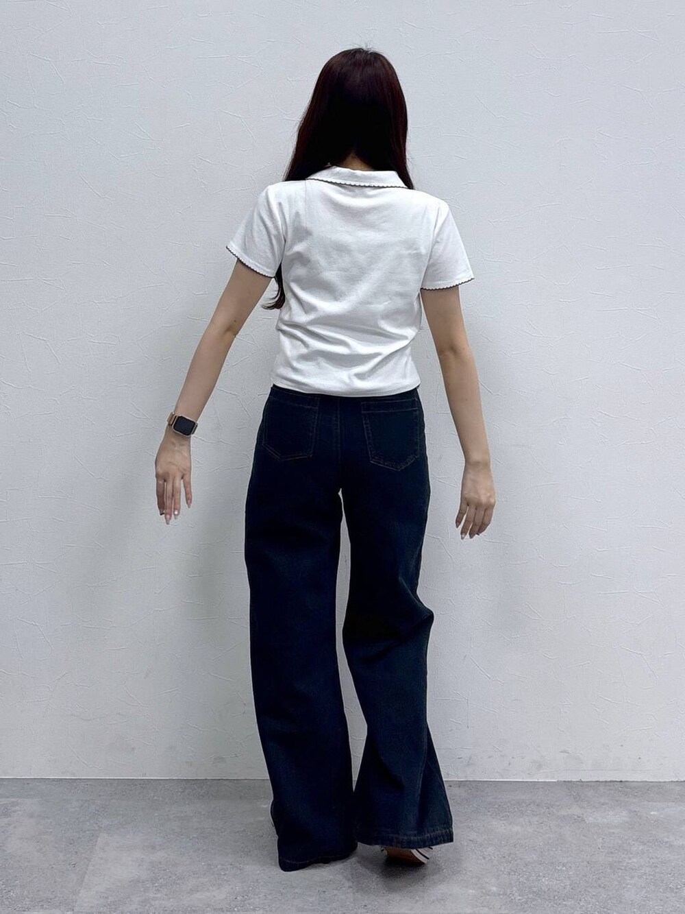 ホワイト系のハンドバッグ、ブルー系のデニムパンツ、ホワイト系のTシャツ/カットソーを着用したレディースの夏コーディネートの4枚目の写真