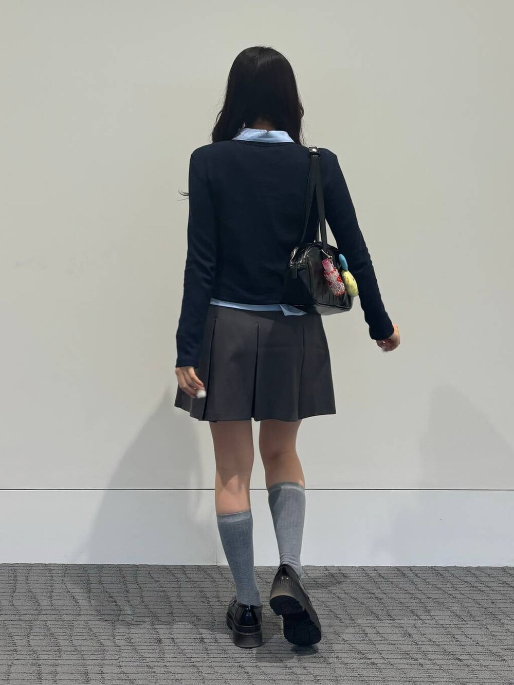 ブルー系のカーディガン/ボレロを着用したレディースの冬コーディネートの6枚目の写真