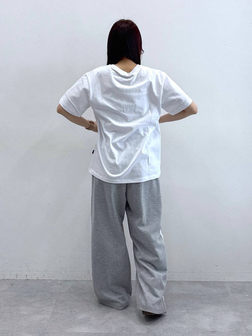 グレー系のスウェットパンツ、ホワイト系のTシャツ/カットソーを着用したレディースの春コーディネートの4枚目の写真