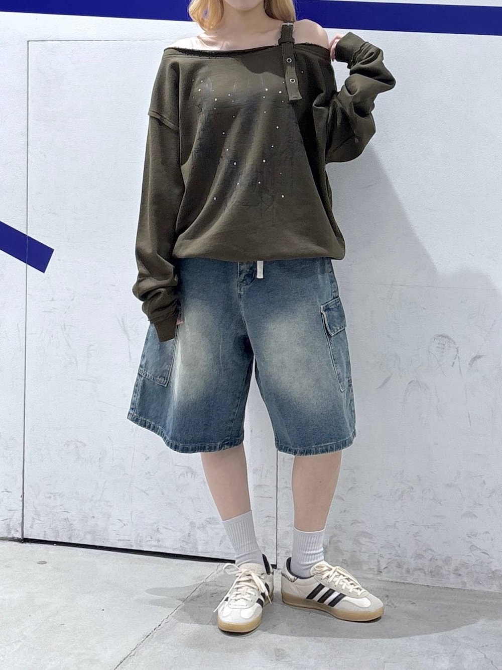 ブルー系のデニムパンツを着用したレディースの秋コーディネートの2枚目の写真