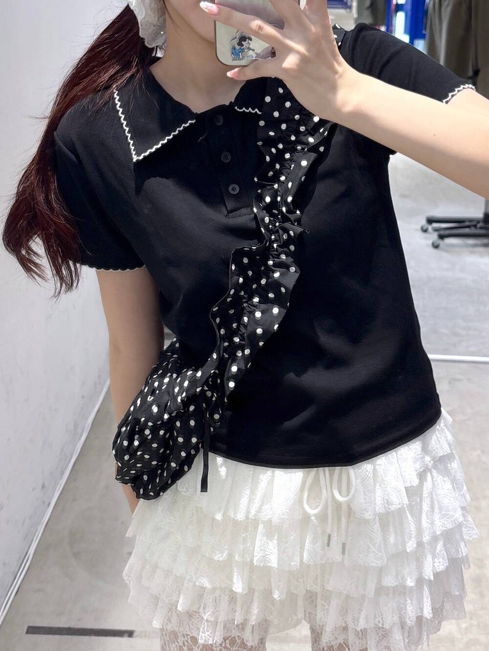 ホワイト系のその他パンツ、ホワイト系のその他パンツ、ブラック系のTシャツ/カットソーを着用したレディースの夏コーディネートの3枚目の写真