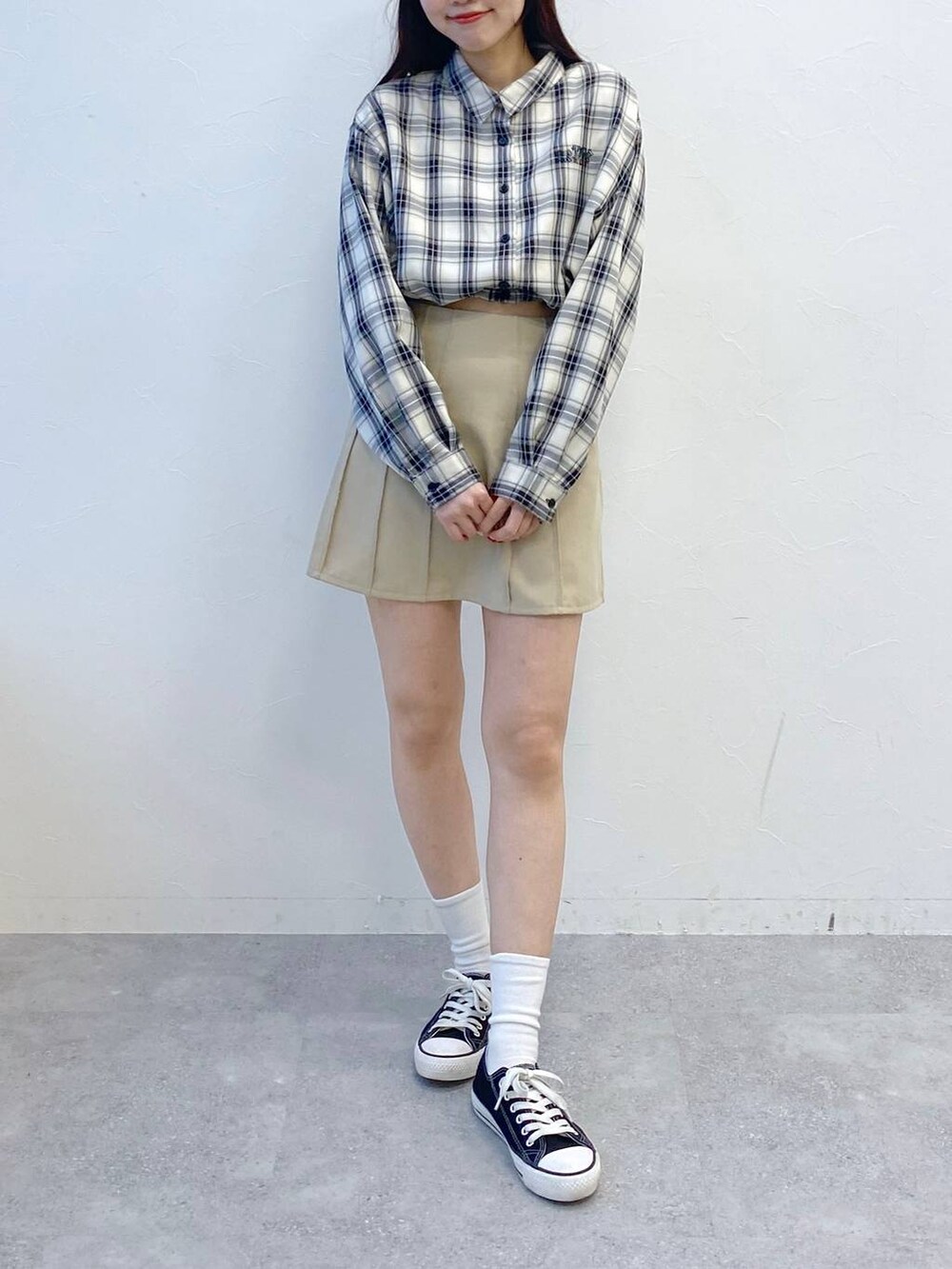 ベージュ系のスカート、ブラック系のシャツ/ブラウスを着用したレディースの冬コーディネートの3枚目の写真