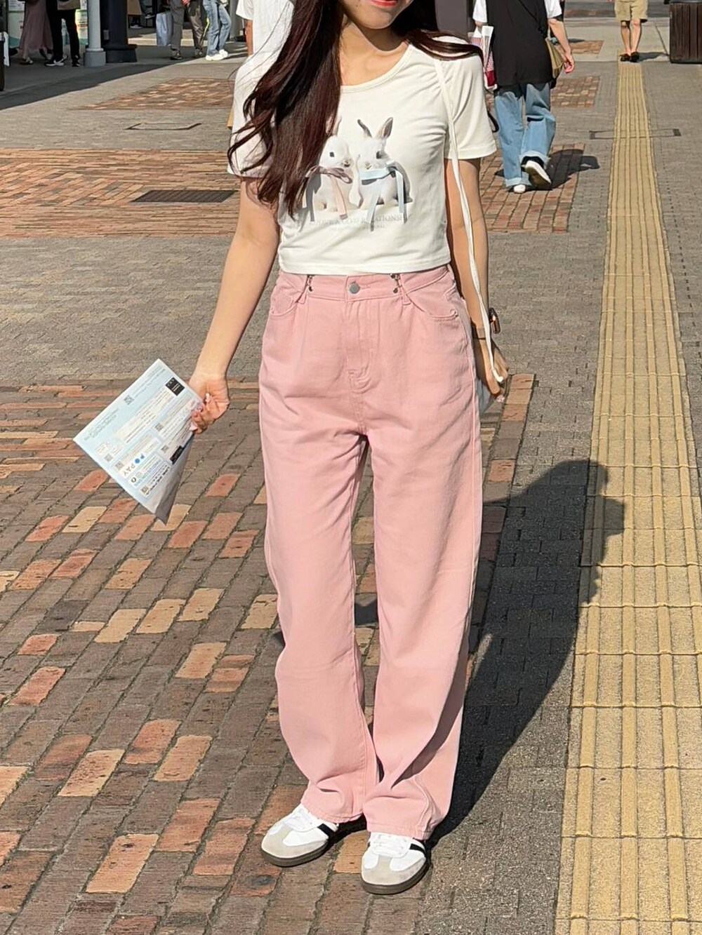 ホワイト系のバックパック/リュック、ホワイト系のTシャツ/カットソーを着用したレディースの夏コーディネートの3枚目の写真