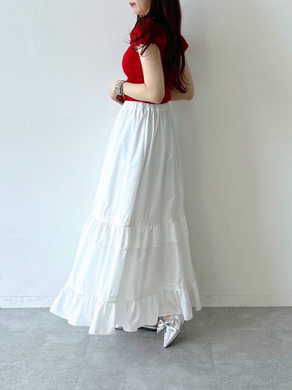 ホワイト系のスカート、その他のサンダル、レッド系のTシャツ/カットソーを着用したレディースの夏コーディネートの4枚目の写真