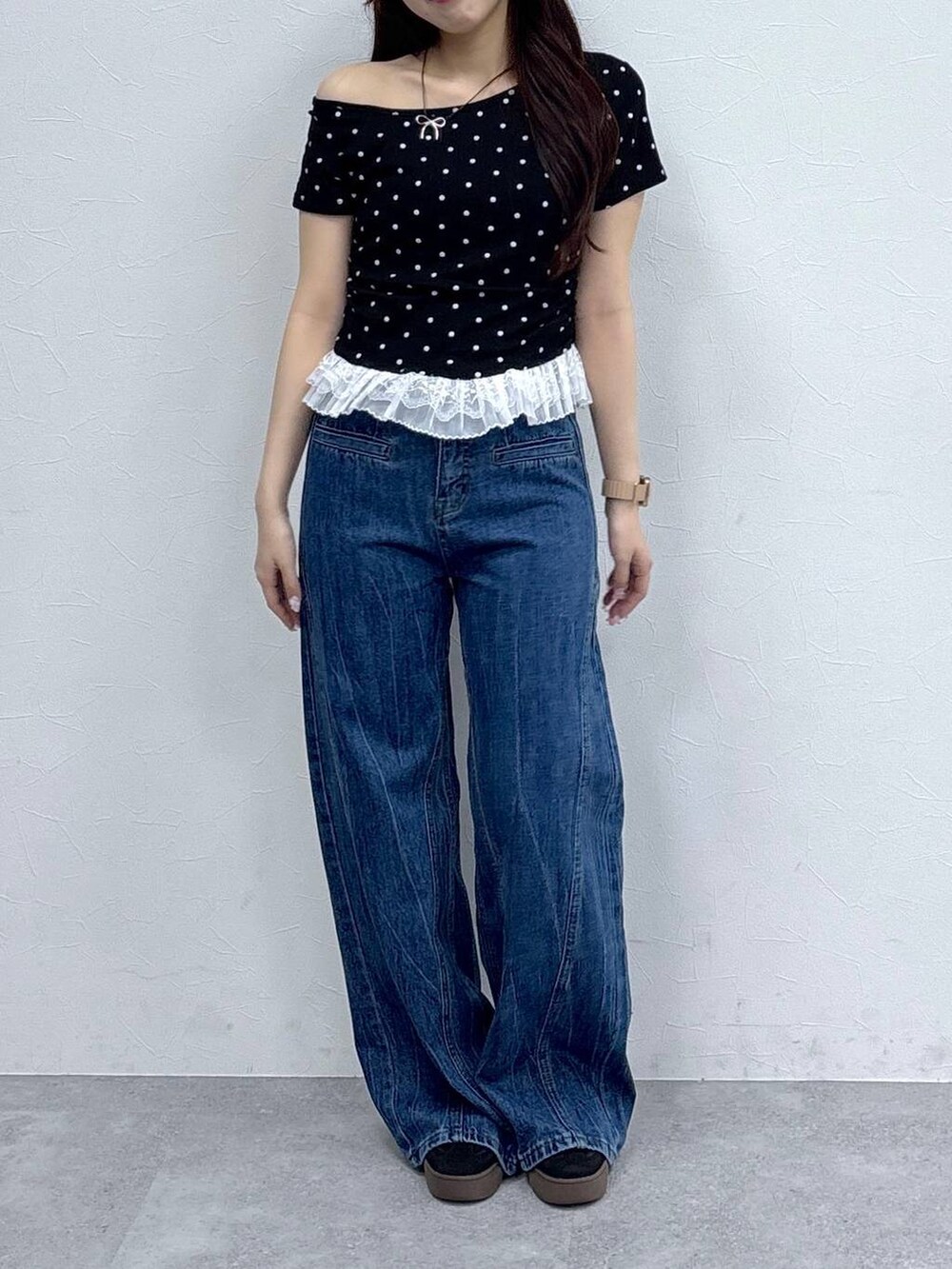 その他のTシャツ/カットソー、ブルー系のデニムパンツを着用したレディースの春コーディネートの2枚目の写真