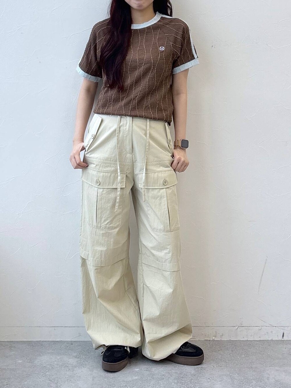 ベージュ系のその他パンツ、ブラウン系のTシャツ/カットソーを着用したレディースの夏コーディネートの2枚目の写真