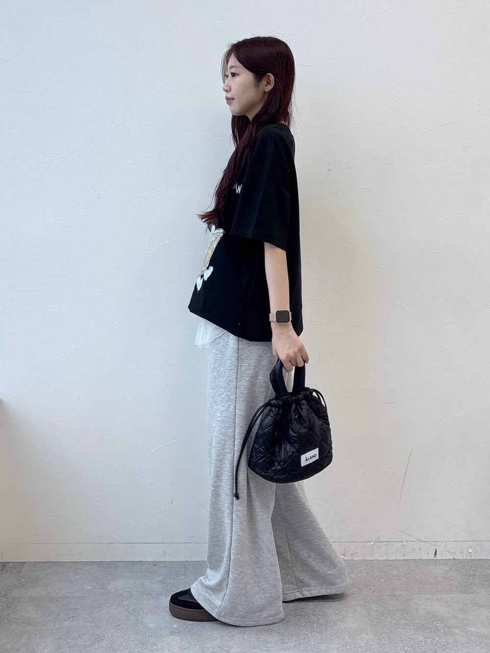 グレー系のスウェットパンツ、ブラック系のショルダーバッグ、ブラック系のTシャツ/カットソーを着用したレディースの夏コーディネートの3枚目の写真