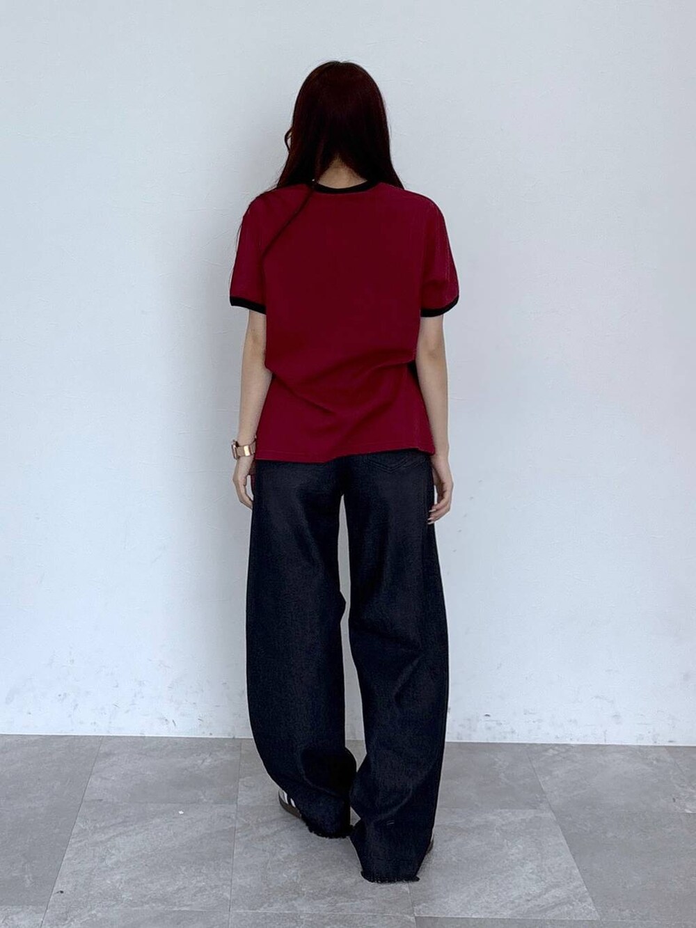 ブラック系のデニムパンツ、レッド系のTシャツ/カットソーを着用したレディースの春コーディネートの4枚目の写真