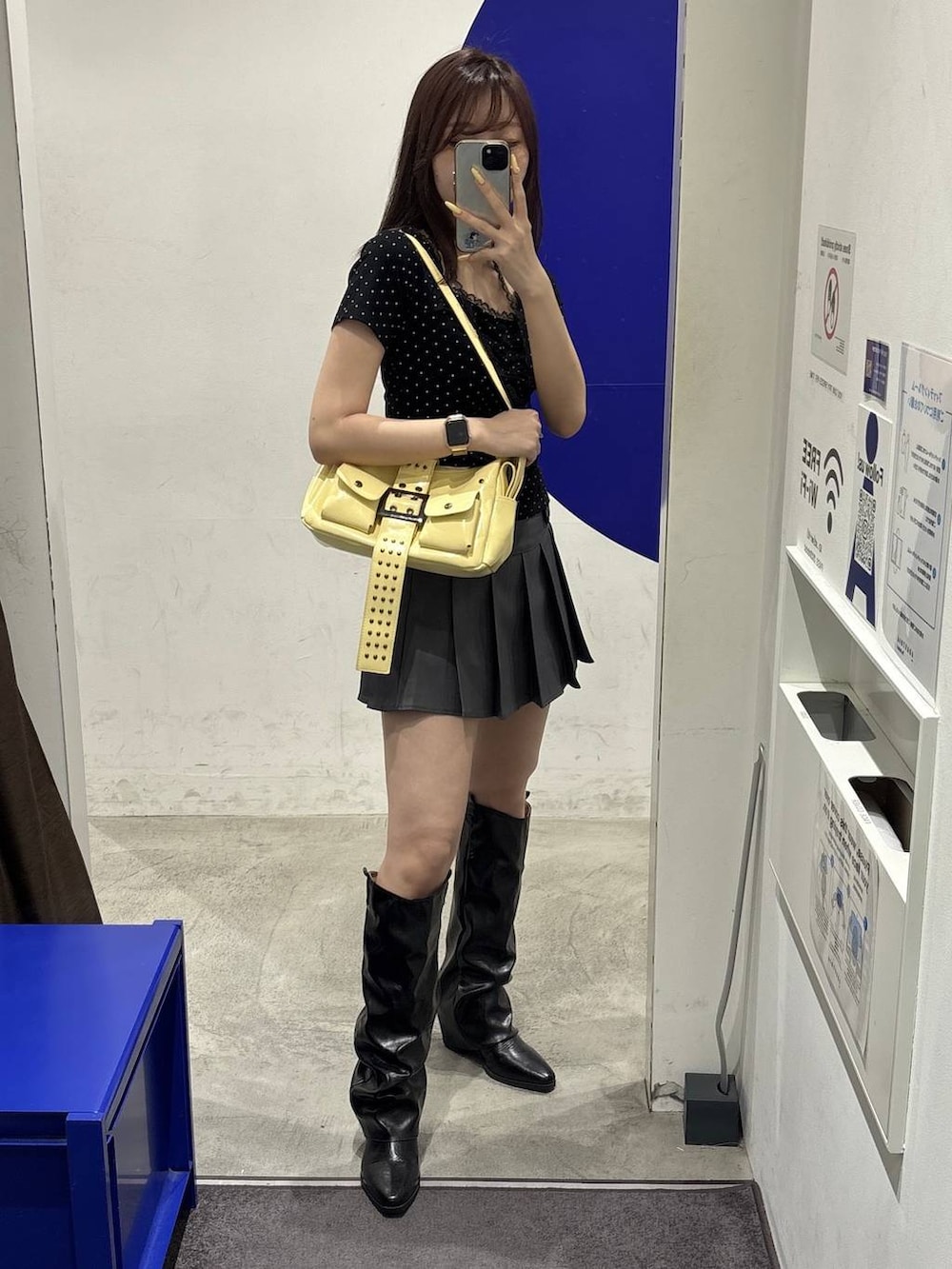 ブラック系のブーツ、イエロー系のショルダーバッグ、ブラック系のTシャツ/カットソーを着用したレディースの春コーディネートの7枚目の写真
