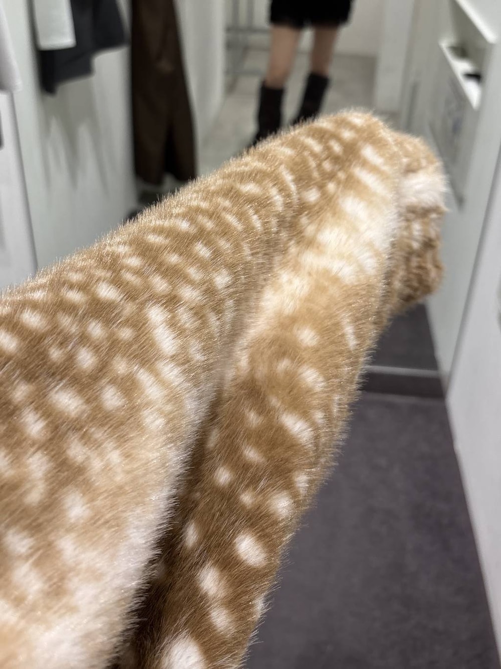 ブラック系のその他パンツ、ブラウン系のブーツを着用したレディースの秋コーディネートの6枚目の写真