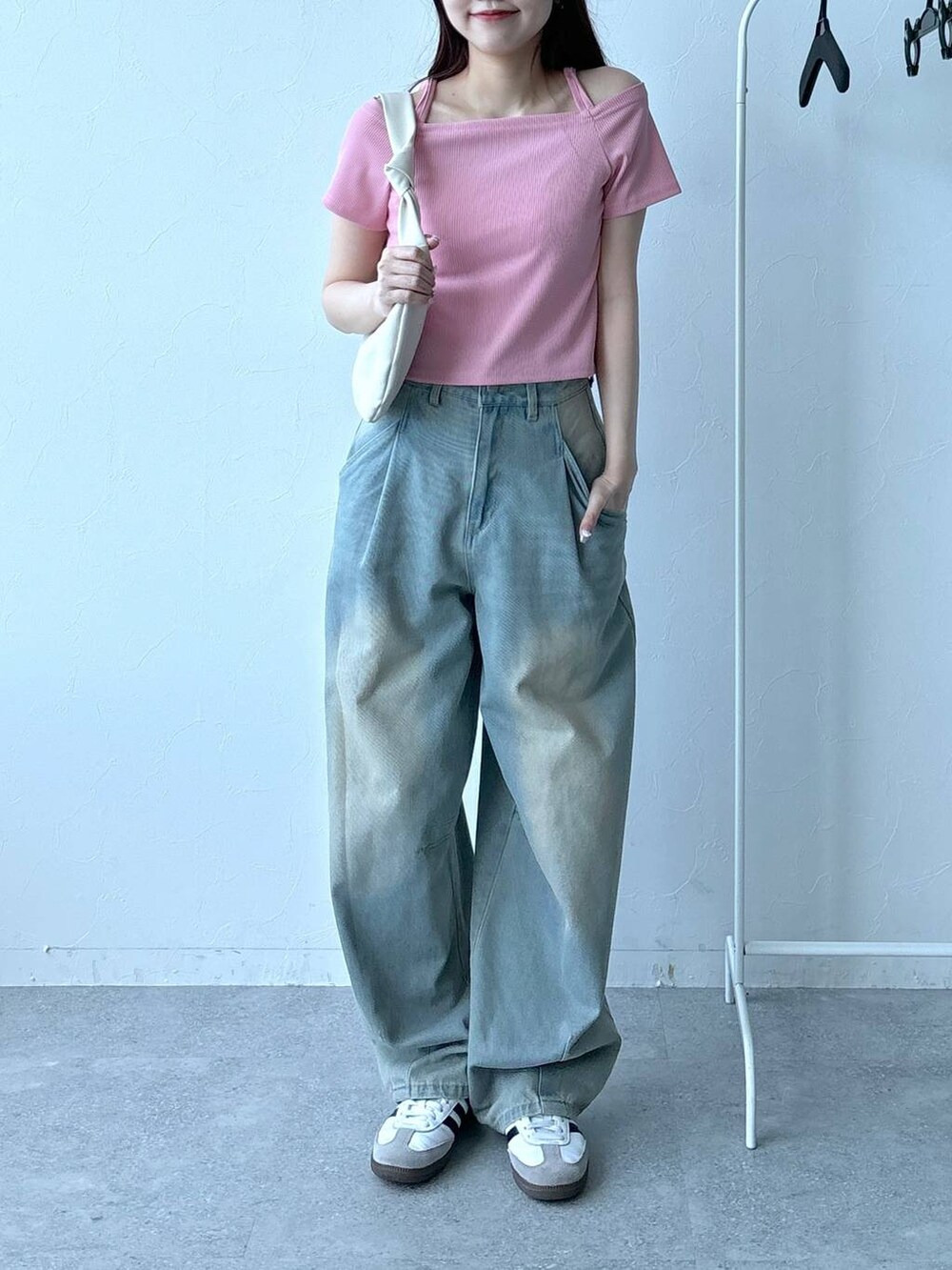 ブルー系のデニムパンツ、ピンク系のTシャツ/カットソーを着用したレディースの春コーディネートの2枚目の写真