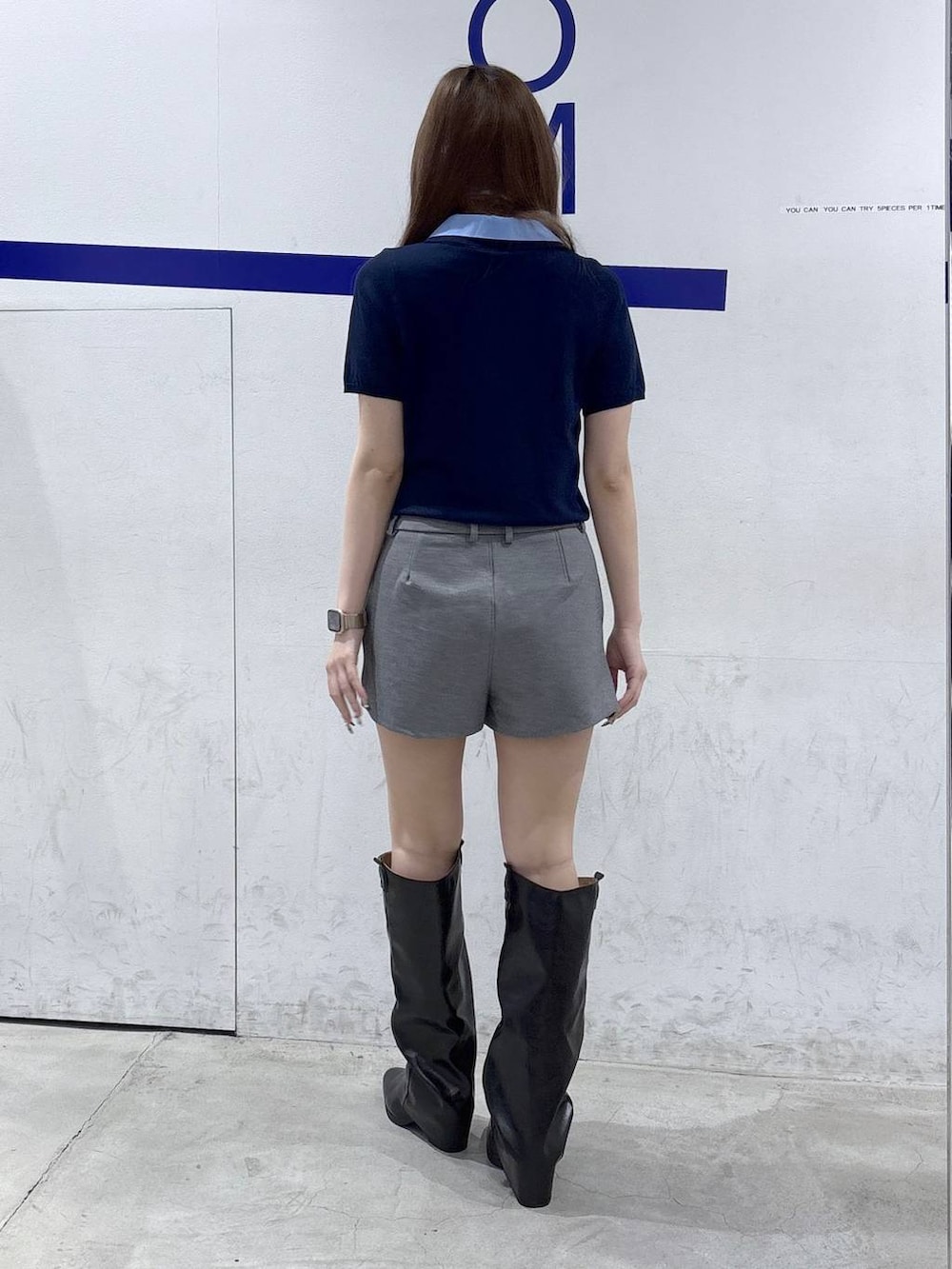 グレー系のその他パンツ、ブラック系のブーツ、ブルー系のニット/セーターを着用したレディースの春コーディネートの4枚目の写真