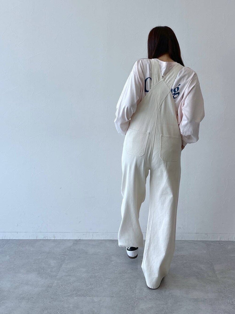 ピンク系のTシャツ/カットソー、ホワイト系のデニムパンツを着用したレディースの秋コーディネートの4枚目の写真