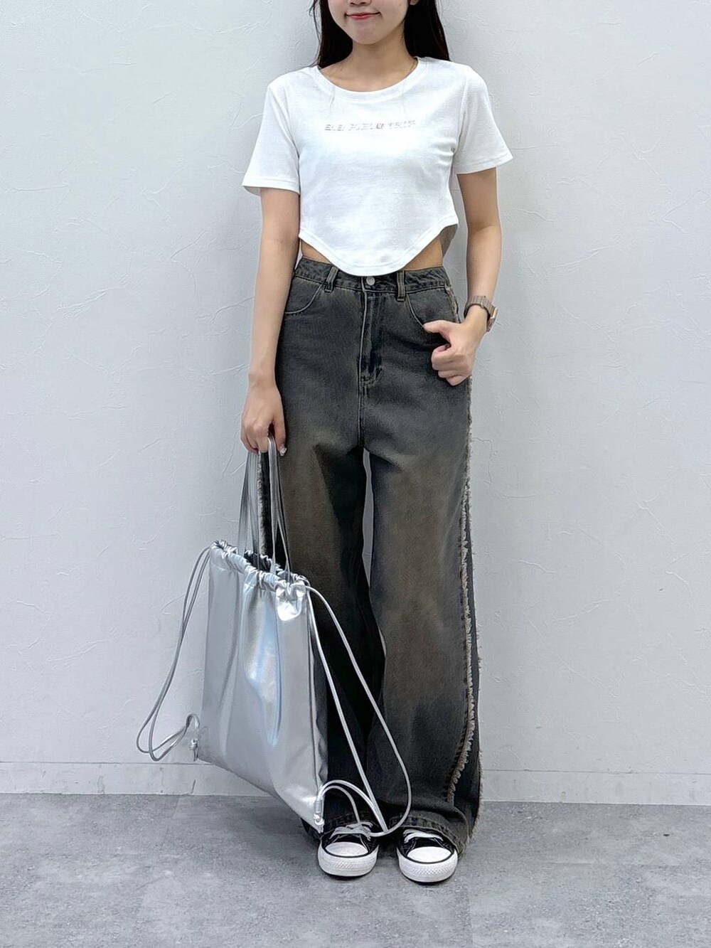 ブルー系のデニムパンツ、ホワイト系のTシャツ/カットソー、グレー系のバックパック/リュックを着用したレディースの夏コーディネートの2枚目の写真