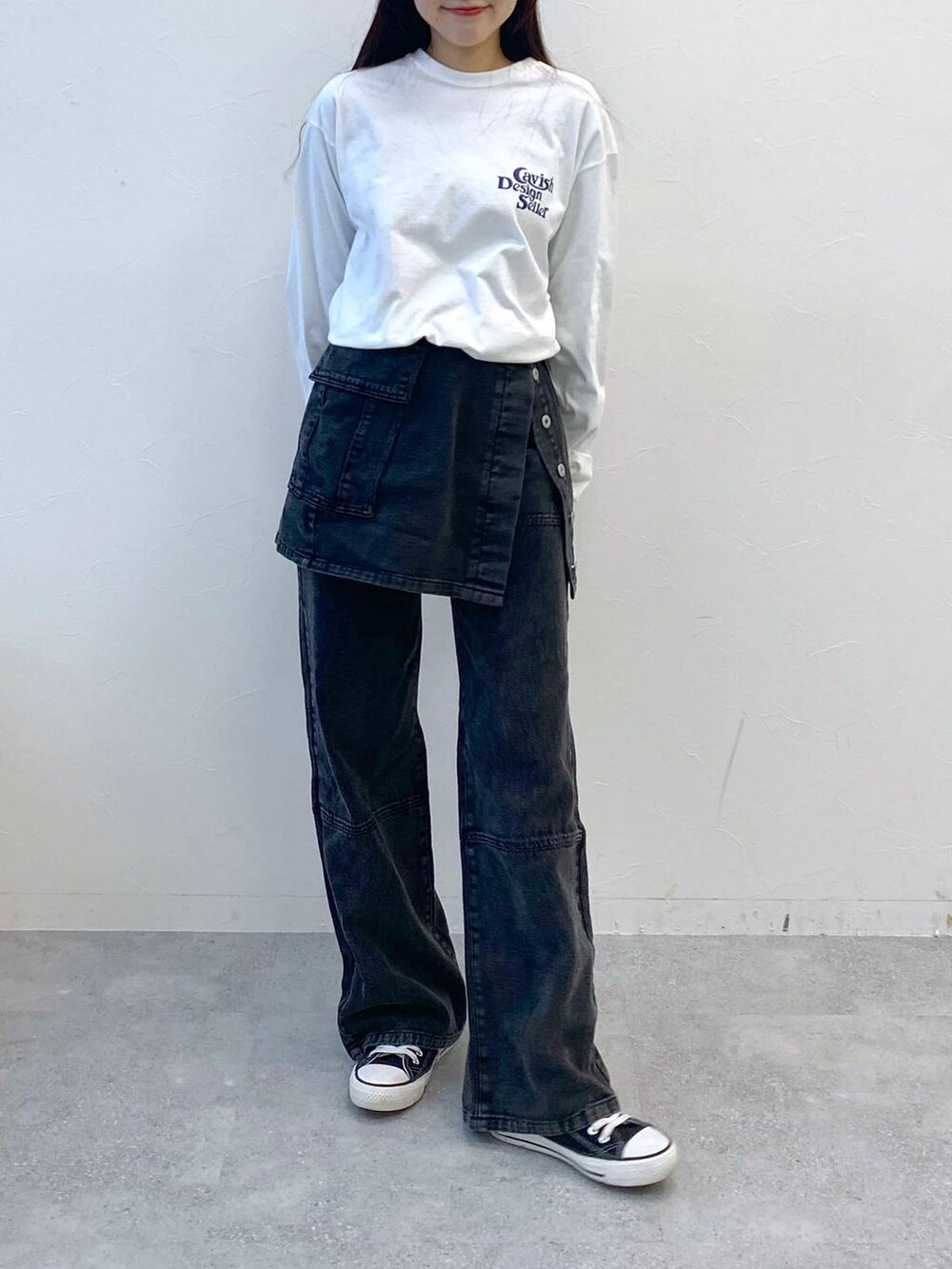 ホワイト系のTシャツ/カットソー、ブラック系のデニムパンツを着用したレディースの春コーディネートの2枚目の写真