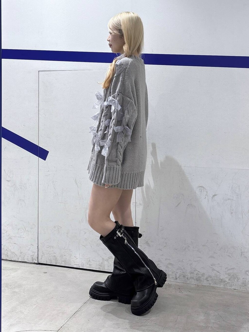 その他のその他パンツ、ブラック系のブーツ、グレー系のニット/セーターを着用したレディースの秋コーディネートの3枚目の写真