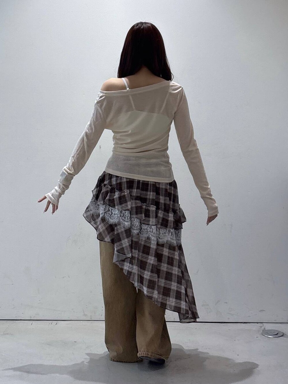 ベージュ系のTシャツ/カットソー、イエロー系のデニムパンツ、ブラウン系のスカートを着用したレディースの夏コーディネートの4枚目の写真