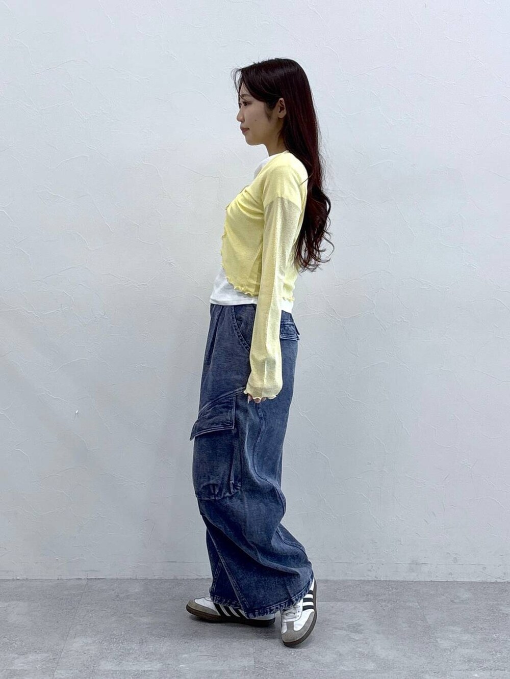 パープル系のカーゴパンツ、イエロー系のカーディガン/ボレロ、ベージュ系のTシャツ/カットソーを着用したレディースの春コーディネートの3枚目の写真