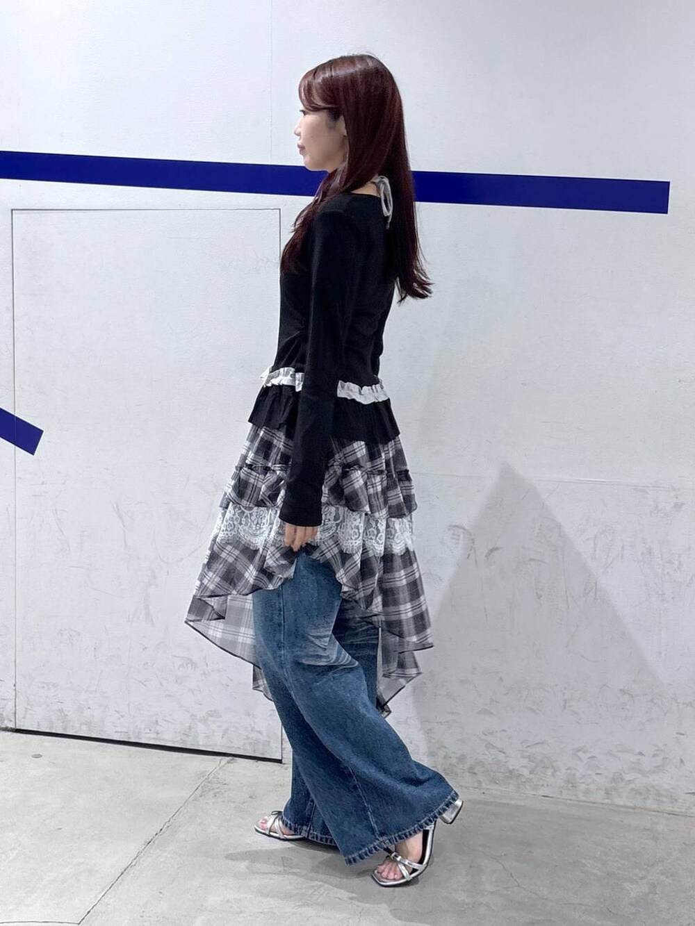 ブルー系のデニムパンツ、ブラック系のスカートを着用したレディースの夏コーディネートの3枚目の写真