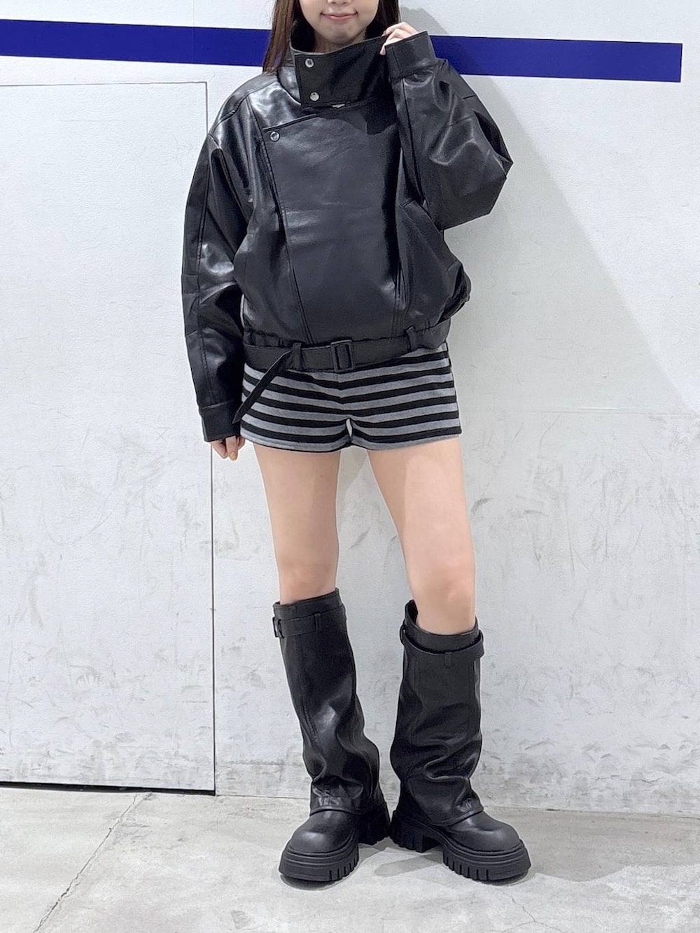 グレー系のその他パンツ、ブラウン系のブーツ、ブラック系のブルゾンを着用したレディースの秋コーディネートの2枚目の写真
