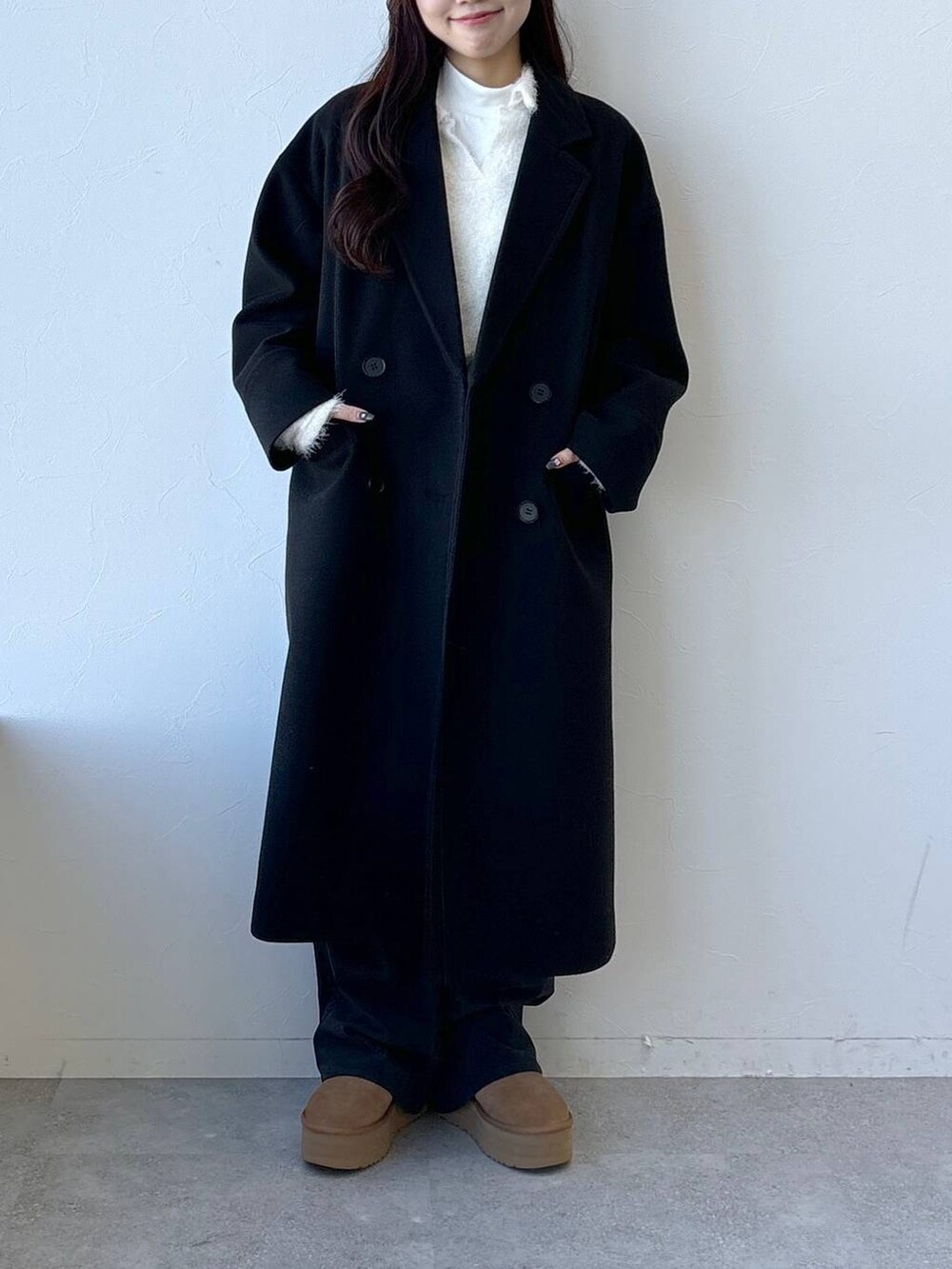 ホワイト系のTシャツ/カットソー、ブラウン系のその他パンツ、グレー系のチェスターコートを着用したレディースの冬コーディネートの2枚目の写真