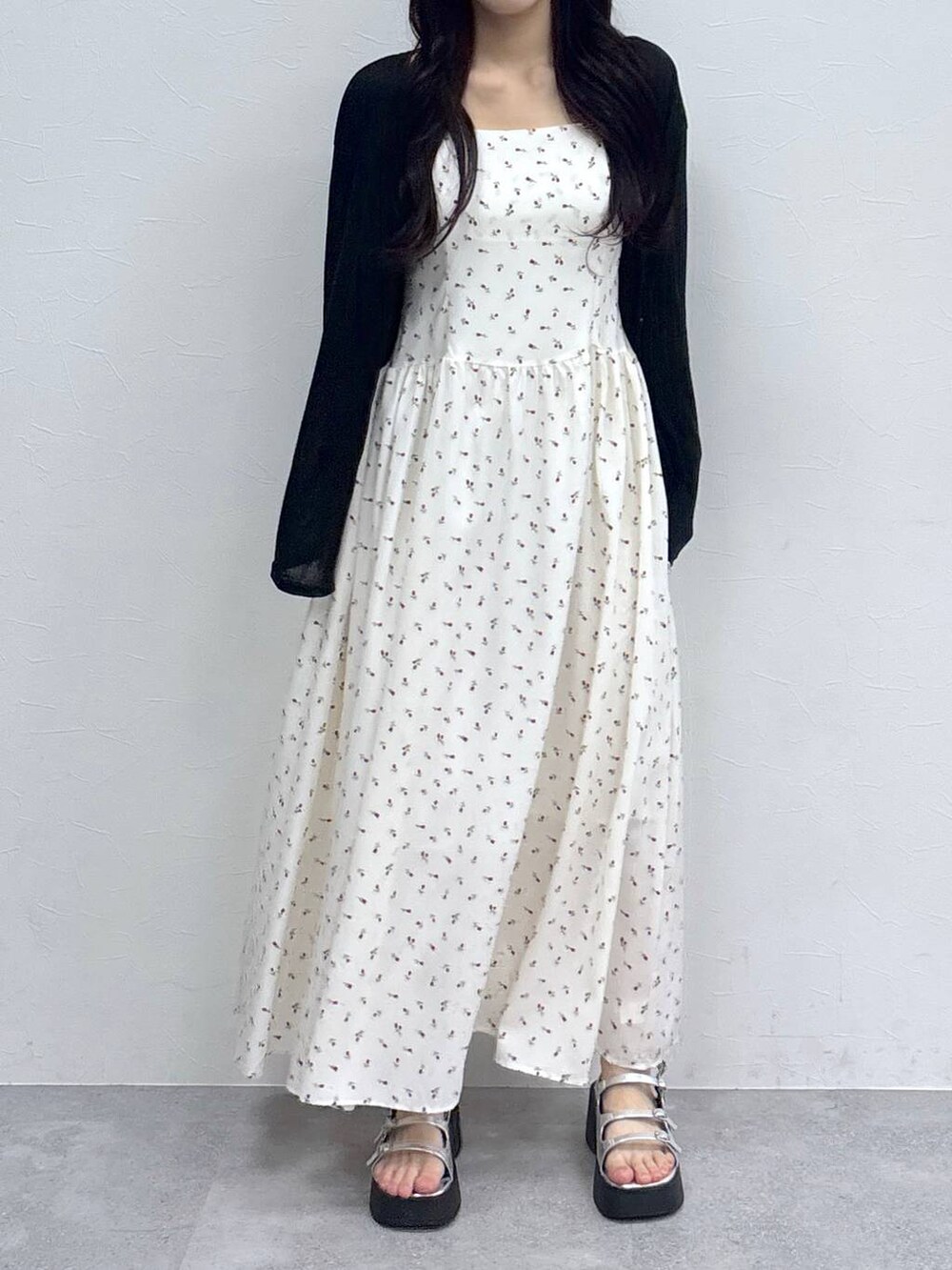 その他のサンダル、ブラック系のカーディガン/ボレロ、ホワイト系のワンピースを着用したレディースの春コーディネートの5枚目の写真