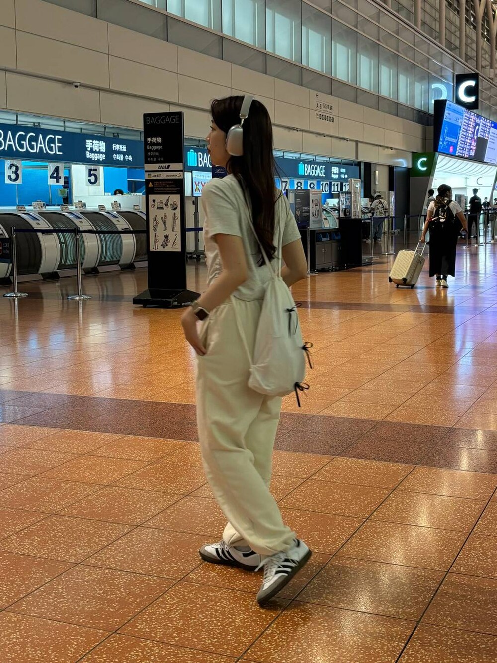 ホワイト系のバックパック/リュック、ベージュ系のスウェットパンツを着用したレディースの夏コーディネートの4枚目の写真