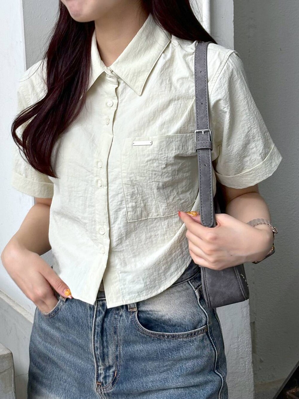 ブルー系のその他パンツ、ブラック系のトートバッグを着用したレディースの夏コーディネートの6枚目の写真