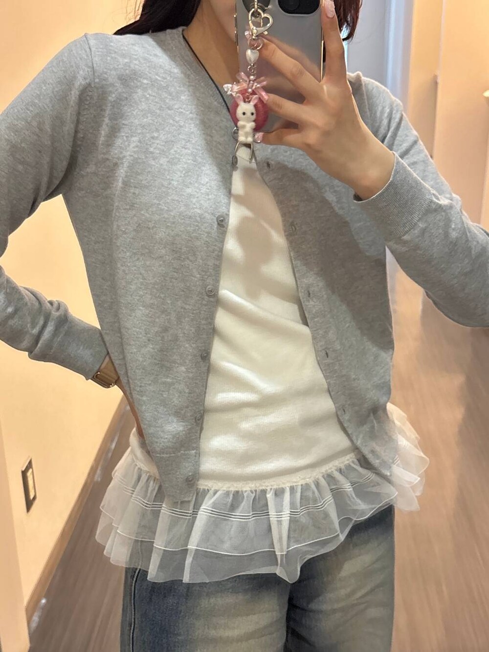 ベージュ系のTシャツ/カットソー、ブルー系のデニムパンツを着用したレディースの春コーディネートの2枚目の写真