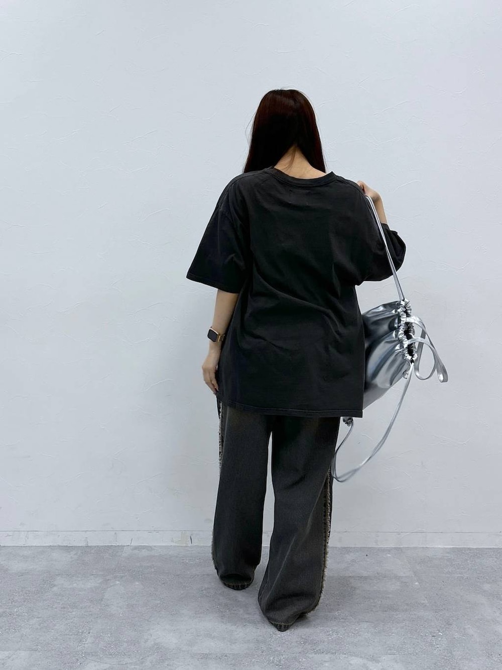 ブルー系のデニムパンツ、その他のTシャツ/カットソー、グレー系のバックパック/リュックを着用したレディースの夏コーディネートの4枚目の写真