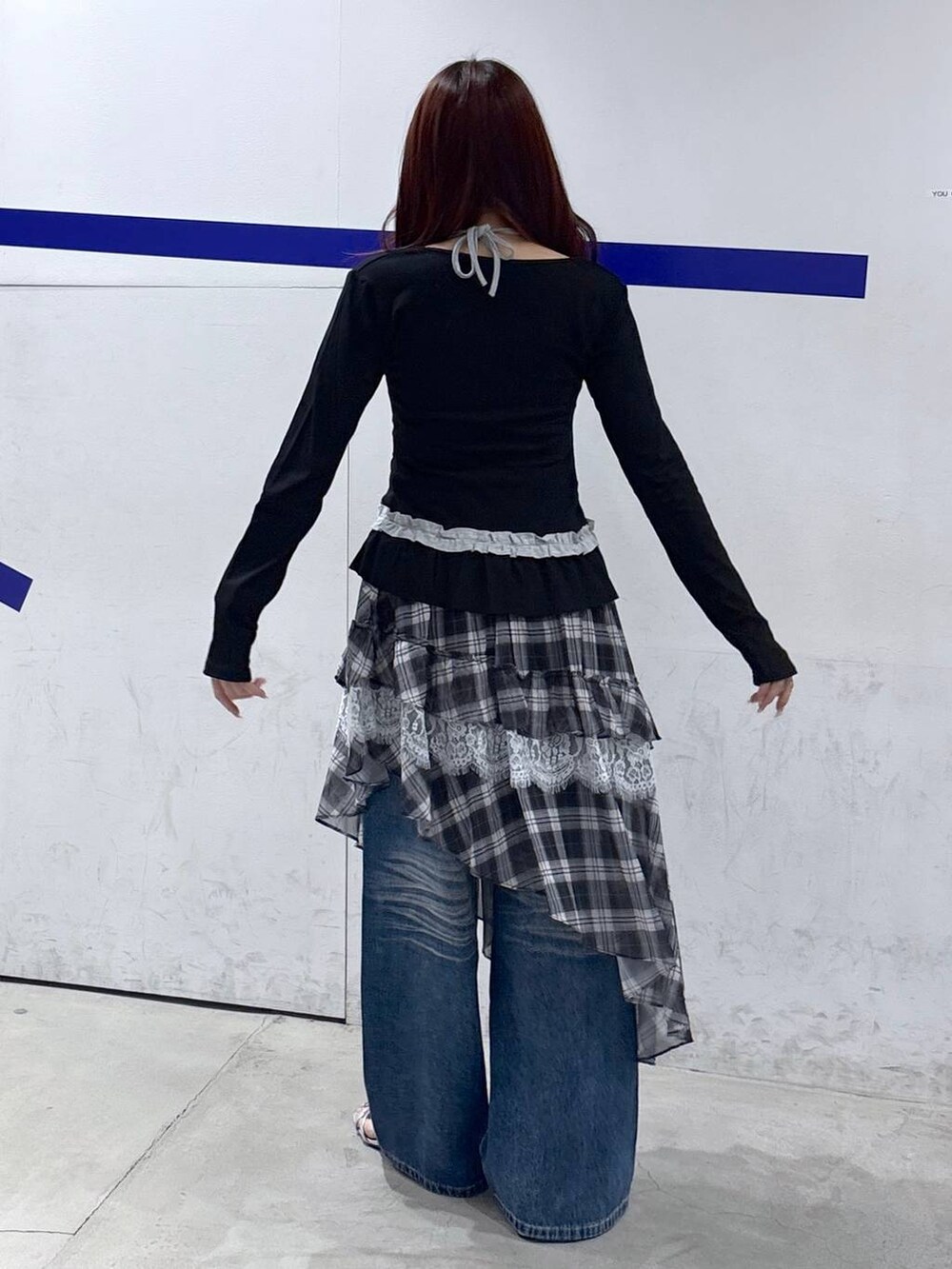 ブルー系のデニムパンツ、ブラック系のスカートを着用したレディースの夏コーディネートの4枚目の写真