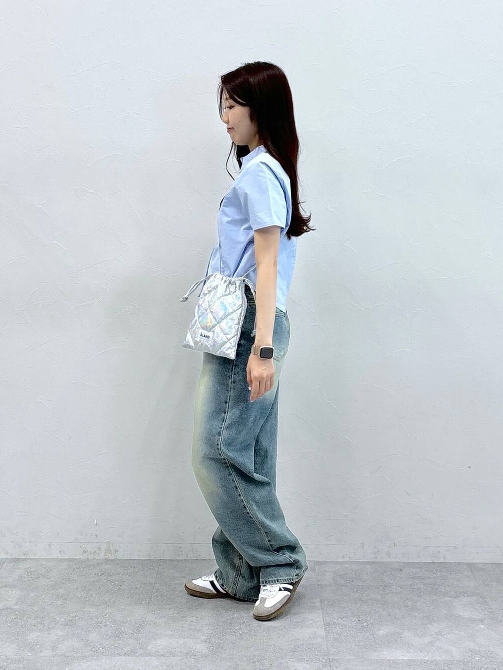 ブルー系のデニムパンツ、シルバー系のショルダーバッグ、ブルー系のシャツ/ブラウスを着用したレディースの夏コーディネートの3枚目の写真