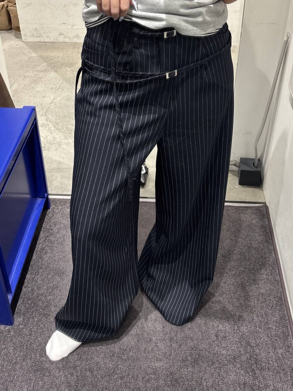 ブラック系のパンプス、グレー系のTシャツ/カットソー、ブラック系のショルダーバッグを着用したレディースの春コーディネートの6枚目の写真