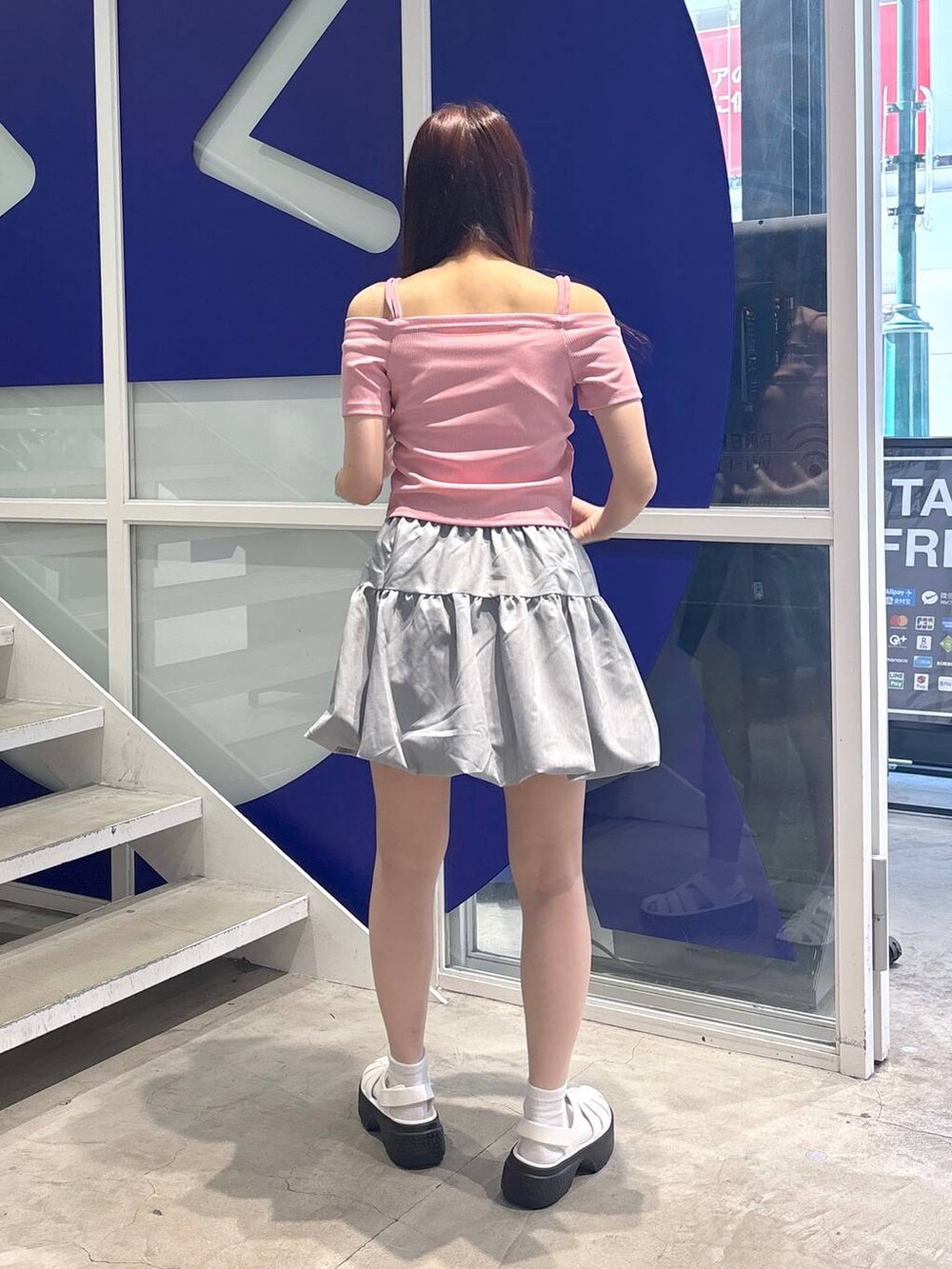 その他のサンダル、ピンク系のTシャツ/カットソー、グレー系のスカートを着用したレディースの春コーディネートの4枚目の写真