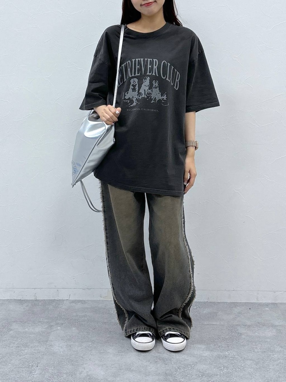 ブルー系のデニムパンツ、その他のTシャツ/カットソー、グレー系のバックパック/リュックを着用したレディースの夏コーディネートの2枚目の写真