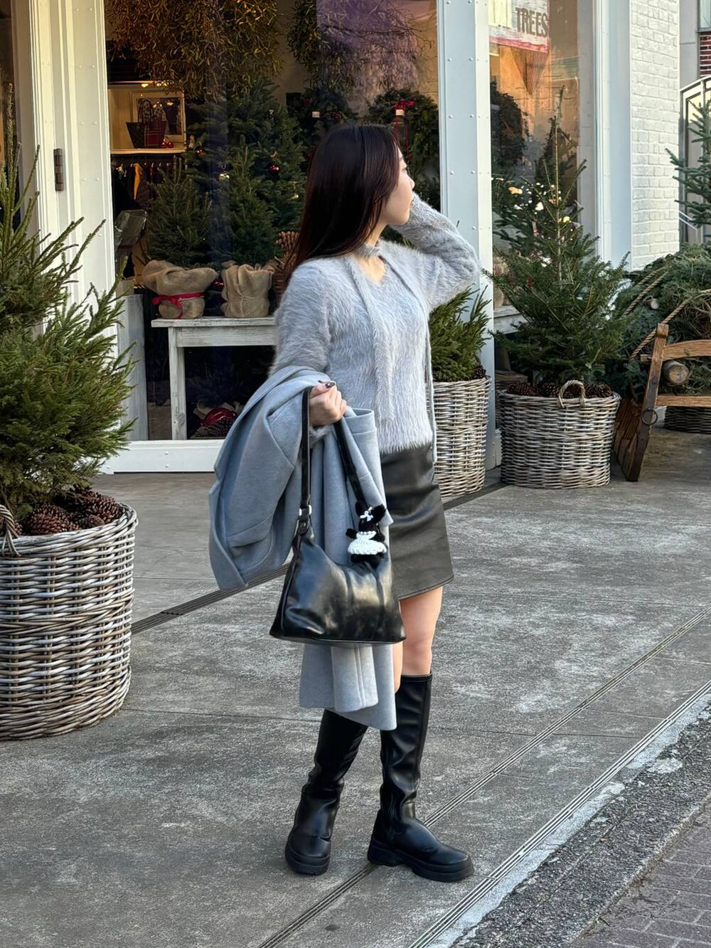グレー系のニット/セーターを着用したレディースの冬コーディネートの5枚目の写真