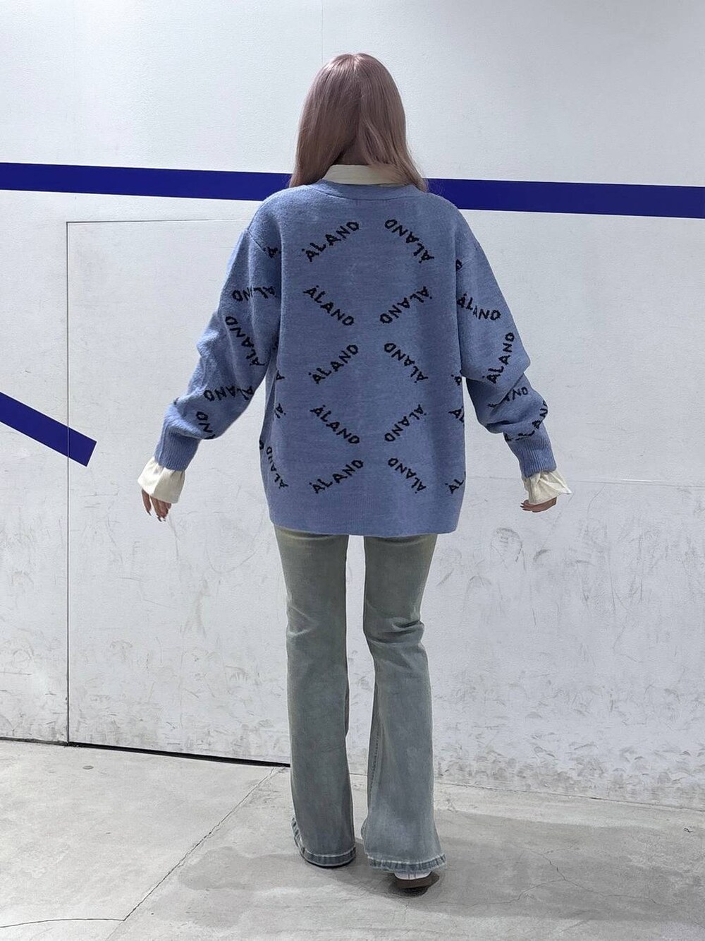 ブルー系のカーディガン/ボレロ、ベージュ系のシャツ/ブラウス、ブラック系のデニムパンツを着用したレディースの秋コーディネートの4枚目の写真