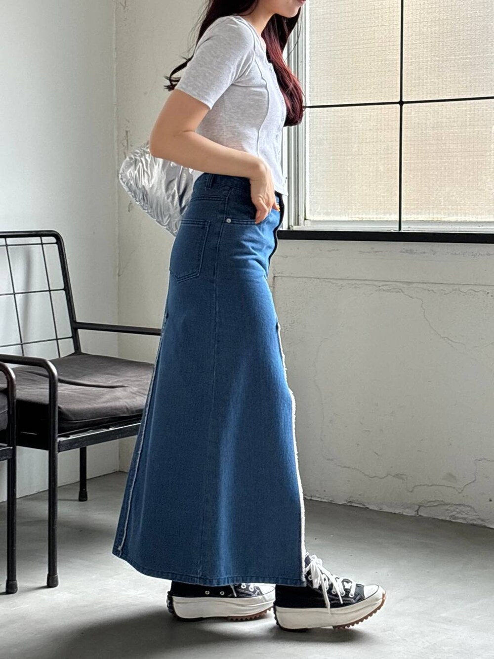 ブルー系のスカート、その他のショルダーバッグ、グレー系のカーディガン/ボレロを着用したレディースの夏コーディネートの5枚目の写真