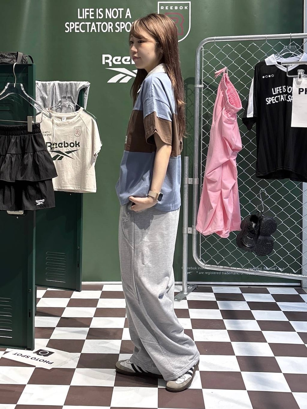 グレー系のスウェットパンツ、ブルー系のシャツ/ブラウスを着用したレディースの春コーディネートの3枚目の写真