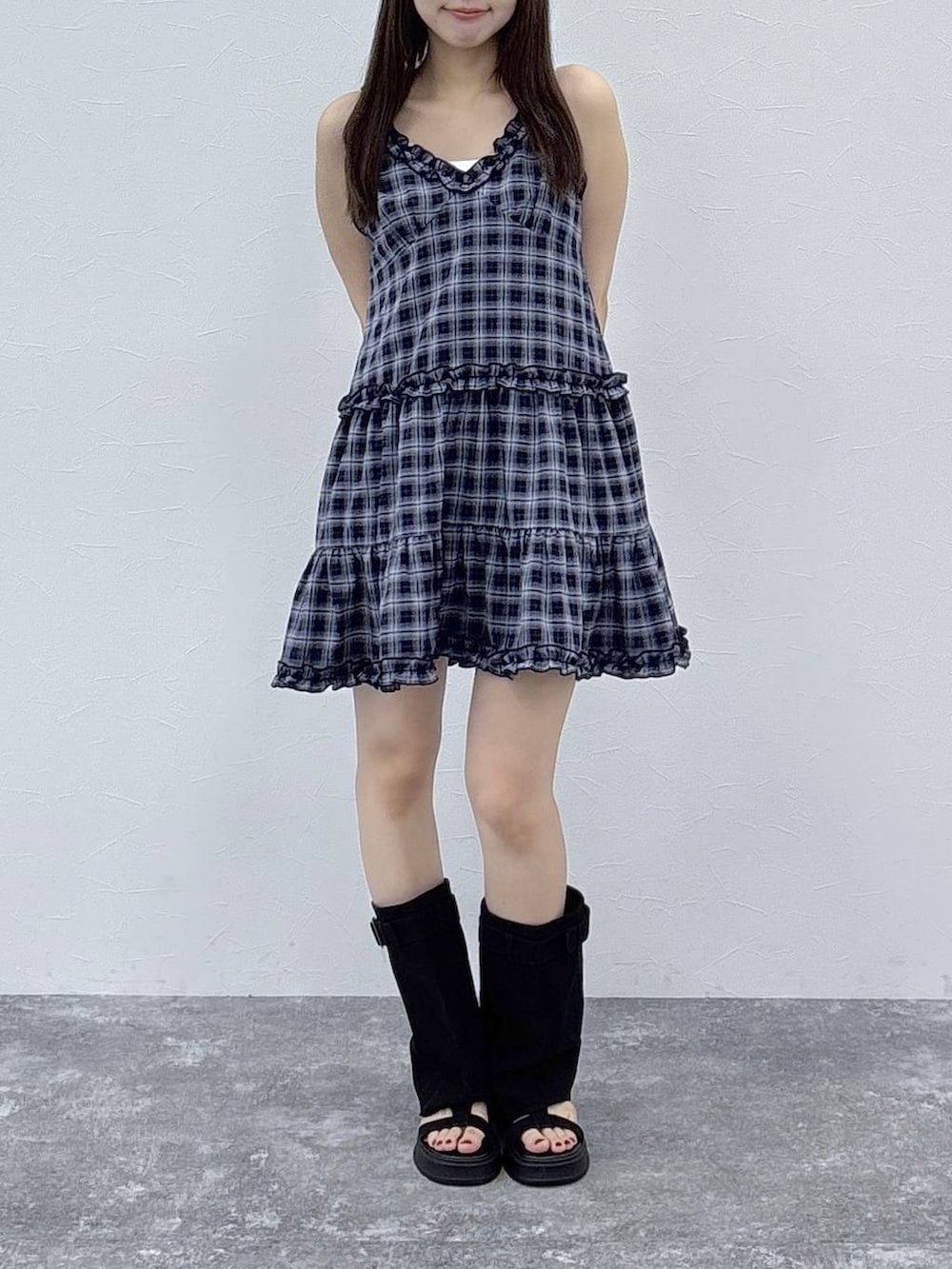 ブルー系のワンピース、ブラック系のサンダルを着用したレディースの夏コーディネートの2枚目の写真