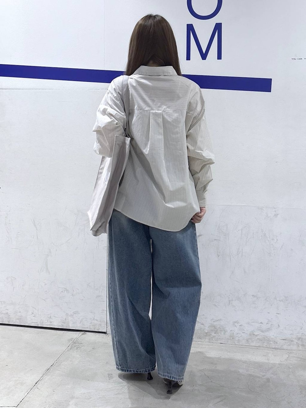 その他のパンプス、ベージュ系のシャツ/ブラウス、グレー系のトートバッグを着用したレディースの春コーディネートの4枚目の写真